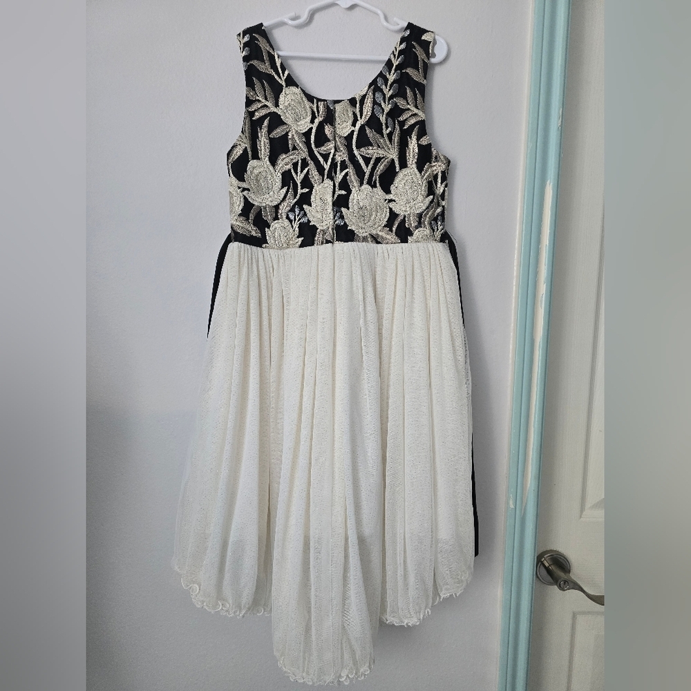 Elegant Black and White Kids Dress Size 12 - Picture 6 of 11